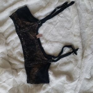 Hot little garter lace and net design